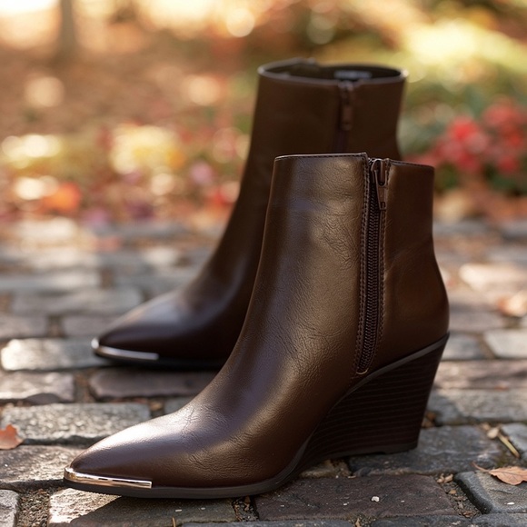 NIB NEW BCBGeneration Jacksin Mocha Wedge Ankle Boots Size 5M - Picture 9 of 11